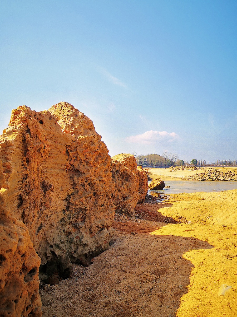 平原侵蚀柱真的很神奇侵蚀柱一侧是大坝另一侧是河滩