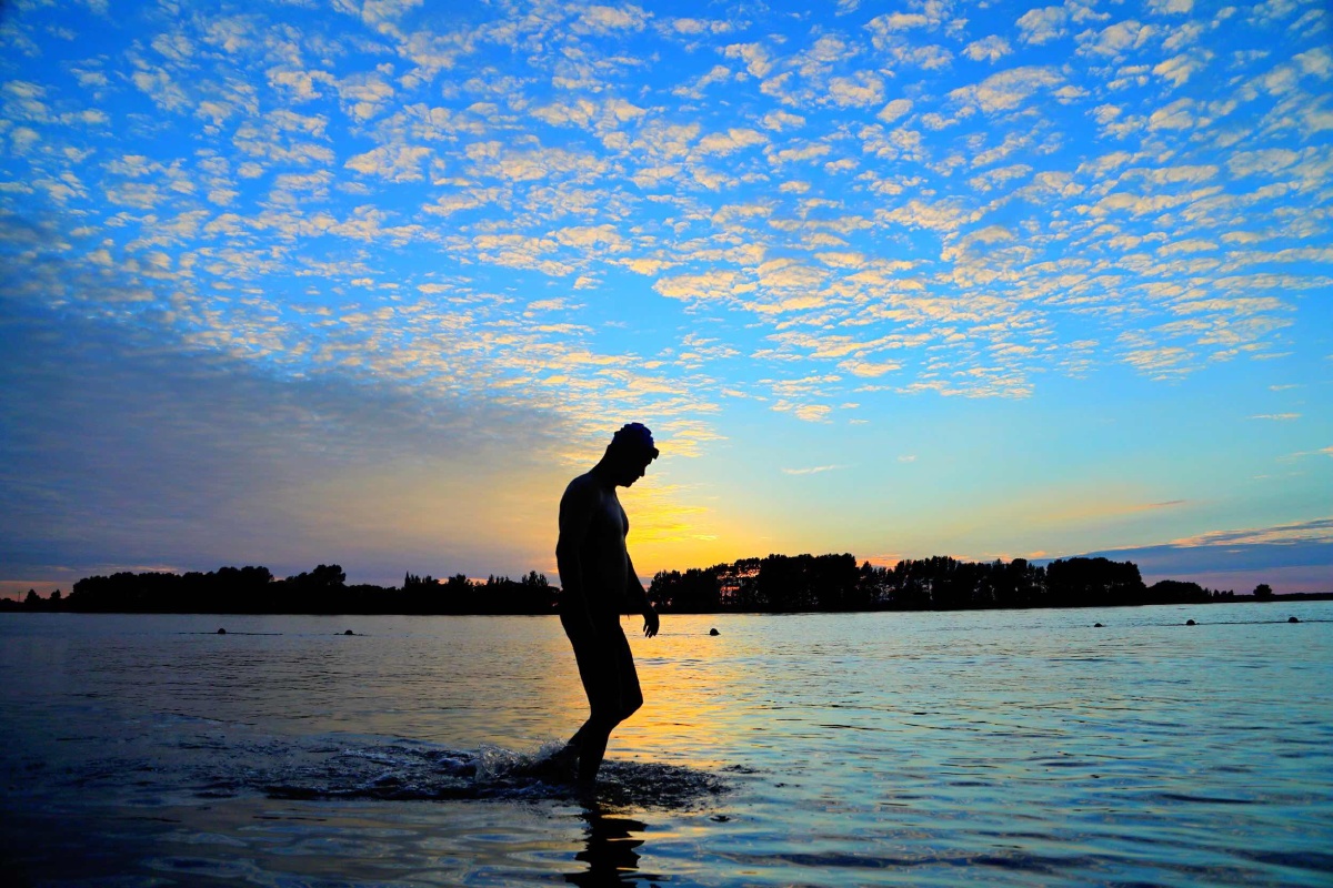 夕阳下的游泳客