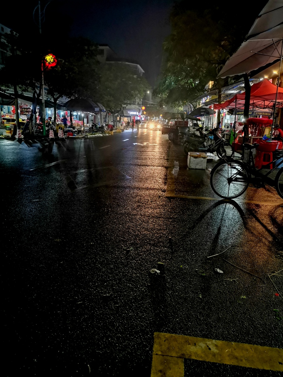 小镇夜景下雨后的晚上