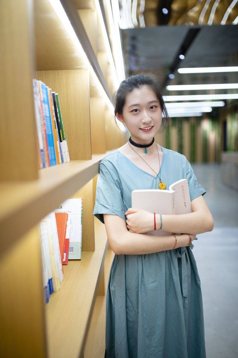 快乐女孩爱读书