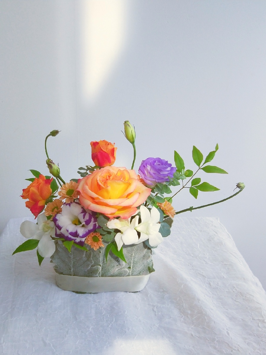 初秋初秋后第一个花艺作品很喜欢鲜花与光结合鲜花在光照耀下散发出不