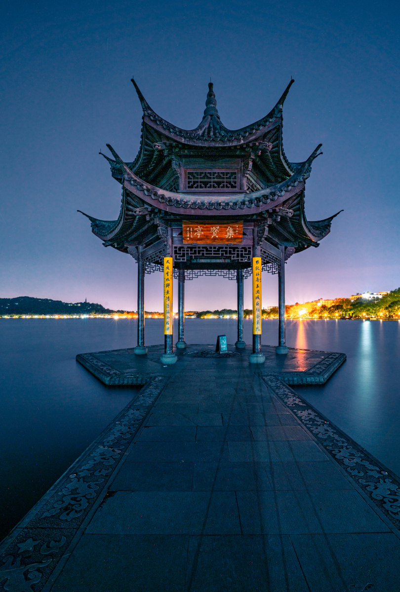 西湖的夜集贤亭更增添了一丝灵魂