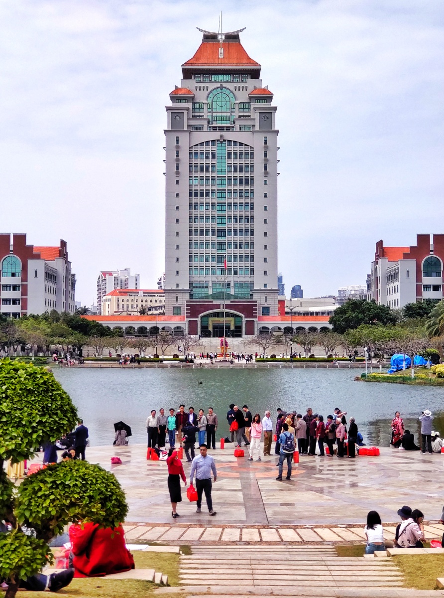 厦门大学校庆日,厦大的校友们提着百年校庆午餐会聚到芙蓉湖畔.