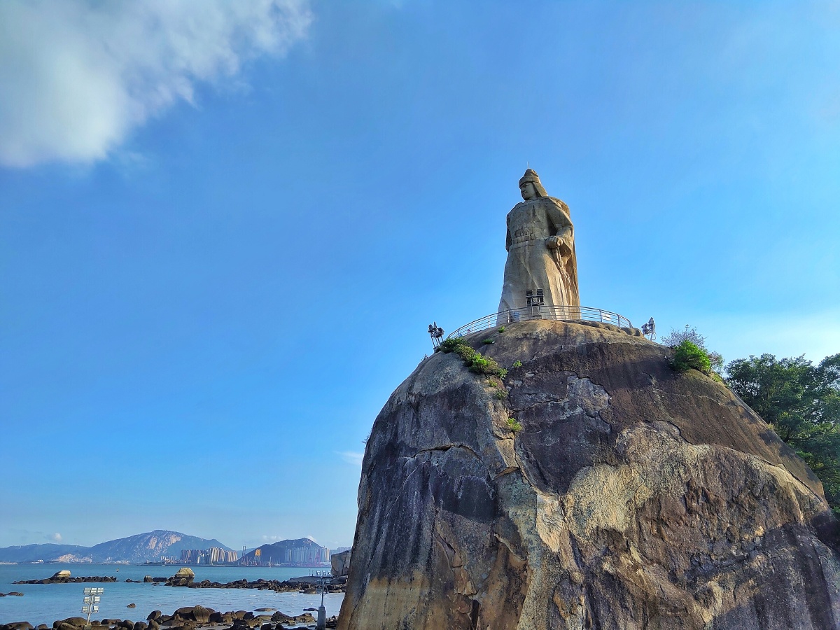 收复台湾的丰功伟绩,厦门市政府决定在鼓浪屿建一座郑成功石雕像