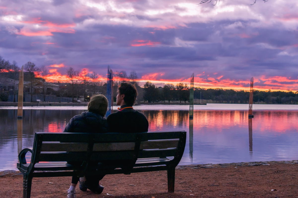 湖边晚霞下的年轻情侣
