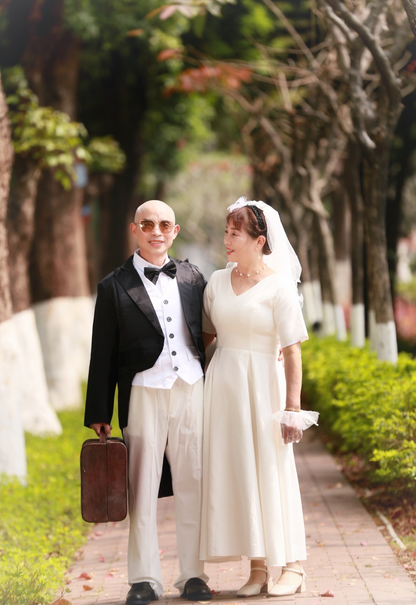 此片献给相亲相爱的一对老夫妻祝他两身体健康