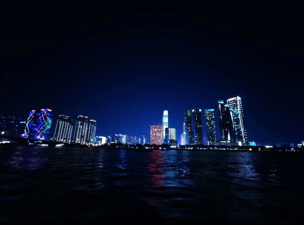 点点星光洒落凡间的夜晚波光粼粼给城市笼上了一层朦胧而美好的光