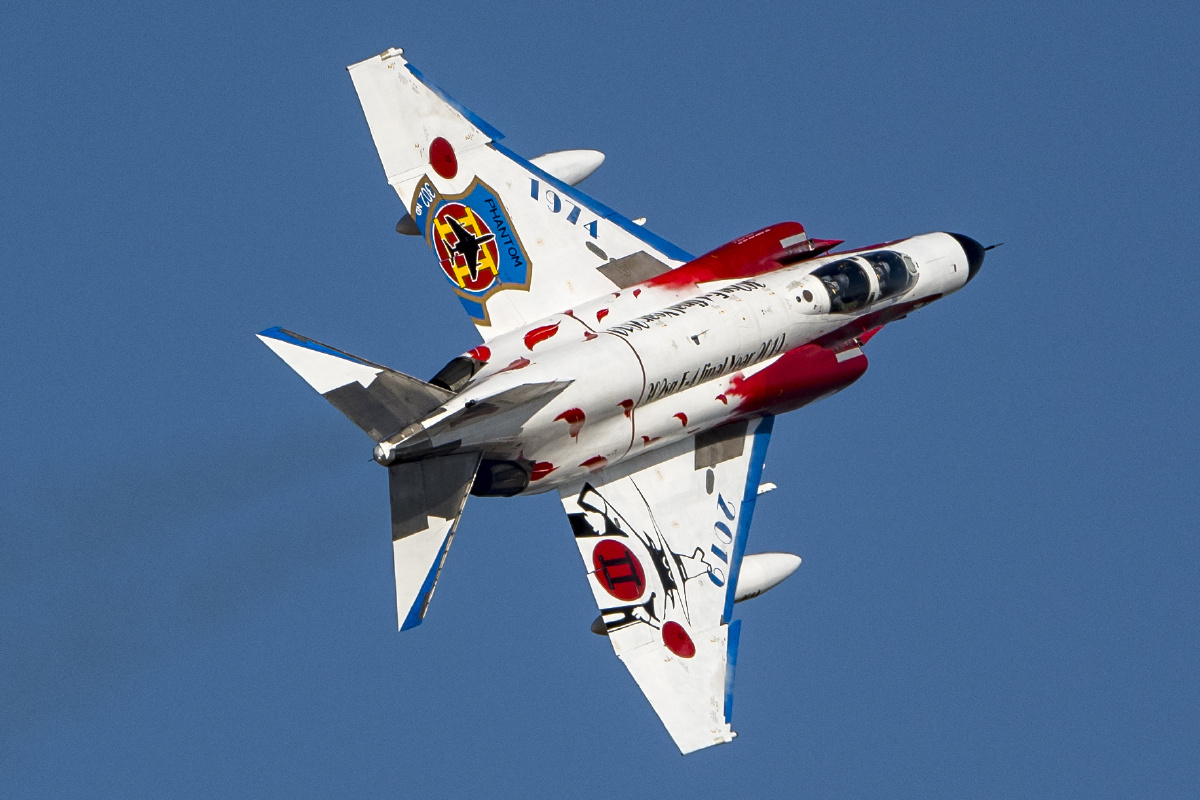 f-4ej战斗机机背特写,可以看到上面有彩绘