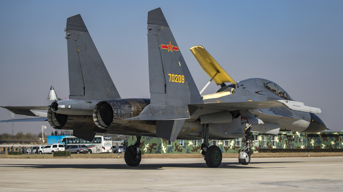 歼-11bs战斗机打开机背减速板