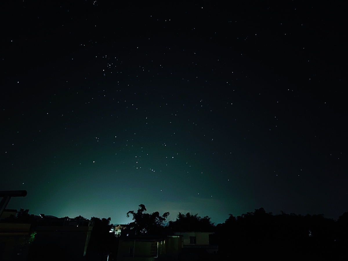 夜空深邃碎星如尘