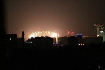 从阳台看奥运闭幕式焰火