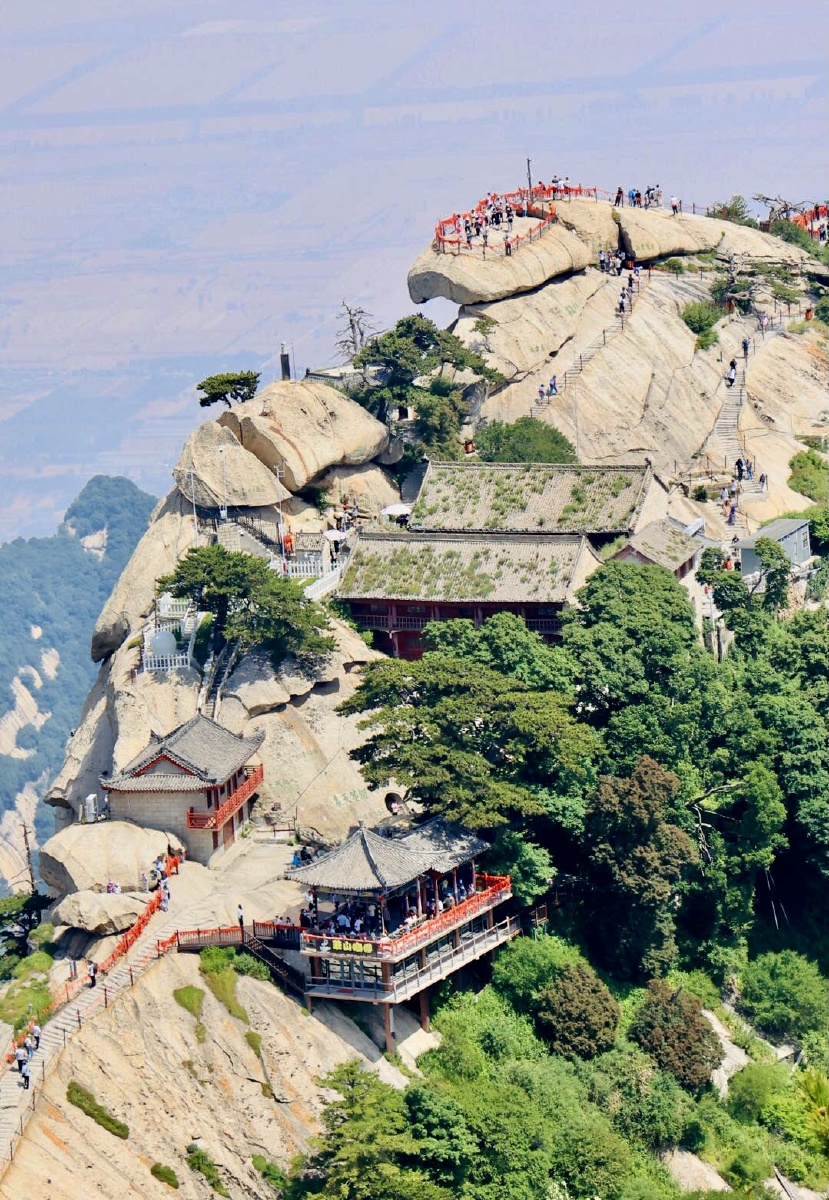 西峰是华山的主峰之一,是华山最为秀丽险峻的山峰.