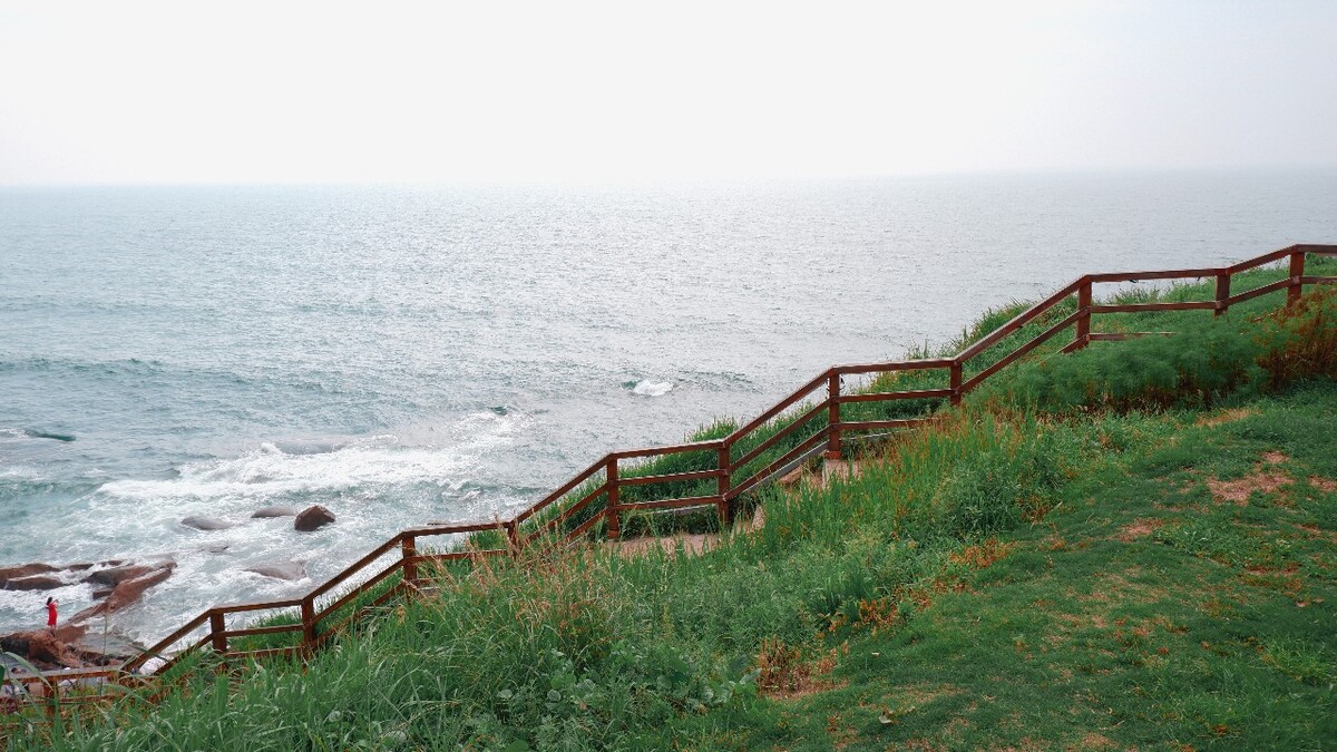 青岛燕儿岛公园海边阶梯