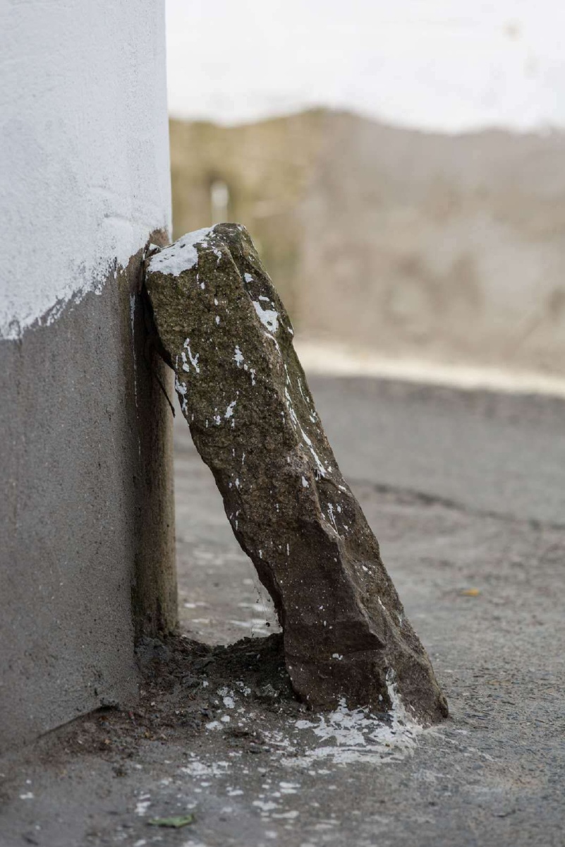 一块在普通不过的石板