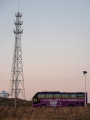303098