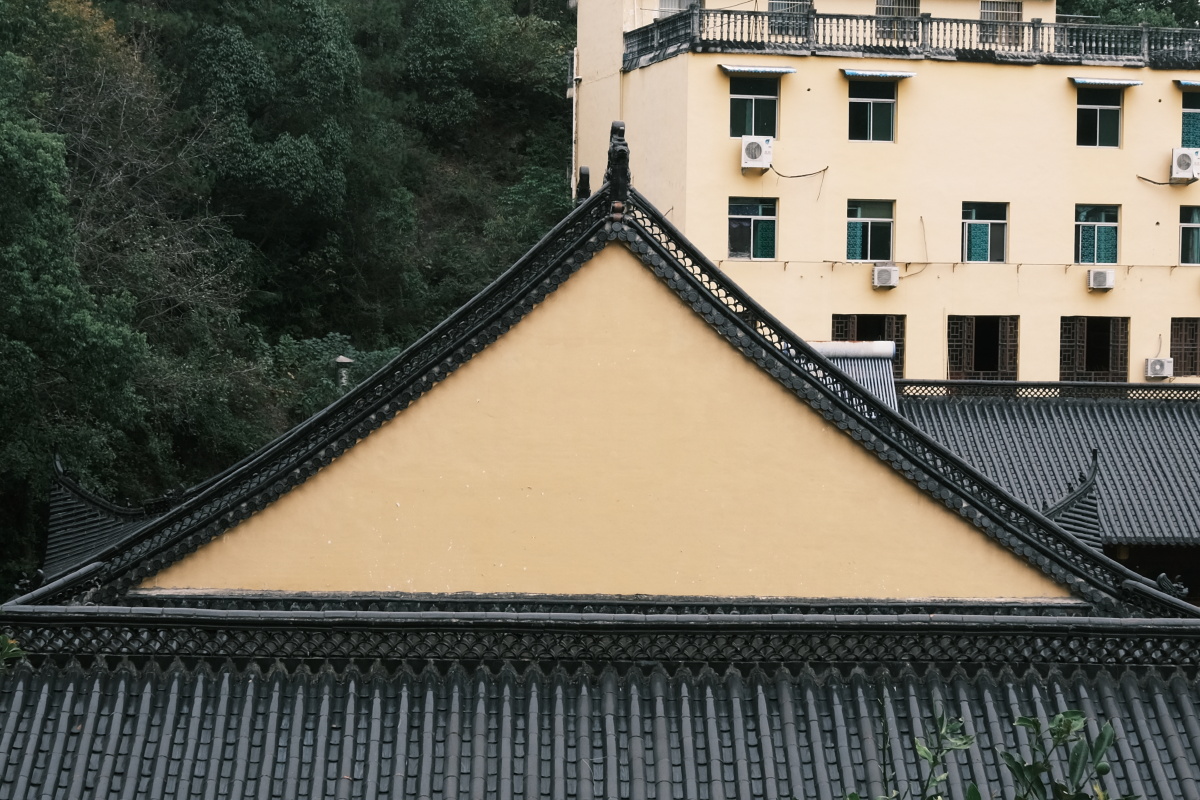位于学校闹市深处的一座历史悠久的古寺名为三岩寺寺庙依山而建层林