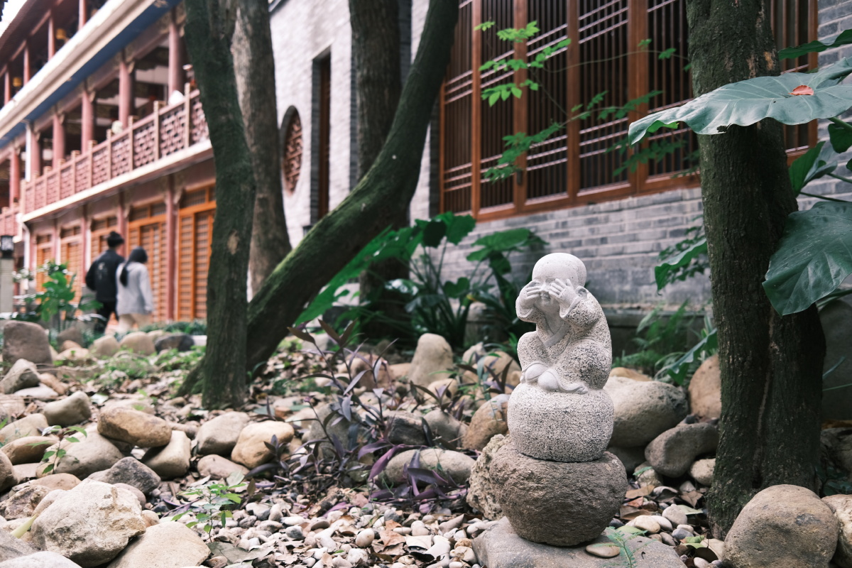 位于学校闹市深处的一座历史悠久的古寺名为三岩寺寺庙依山而建层林