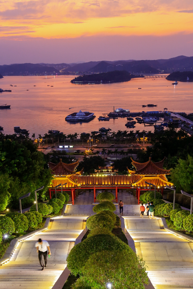 日落防城港仙人山    打开微信,使用"扫一扫"即可将网页分享之朋友圈