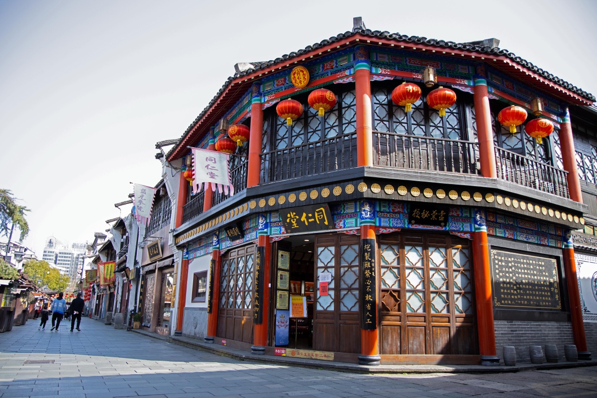 防止疫情期间杭州的河坊街少了熙熙攘攘的人群多了份宁静