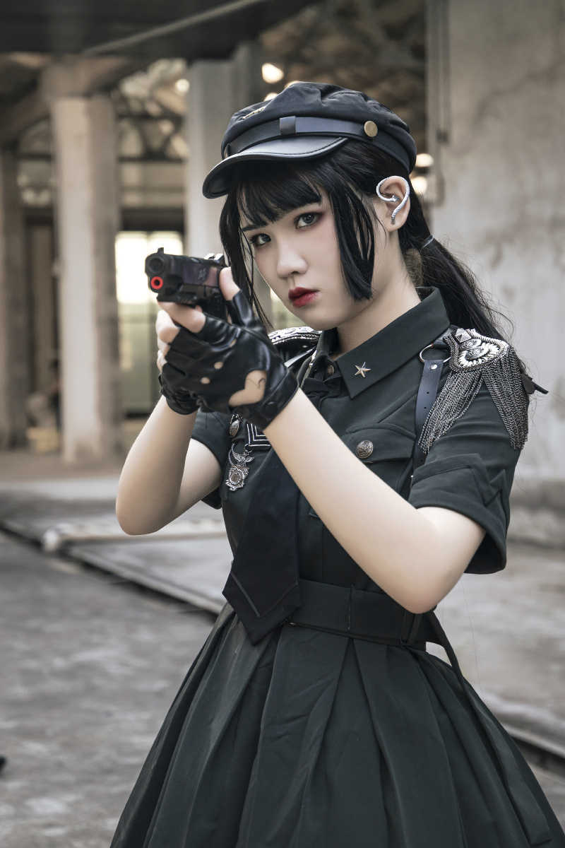 飒爽英姿五尺枪曙光初照演兵场中华儿女多奇志不爱红装爱武装