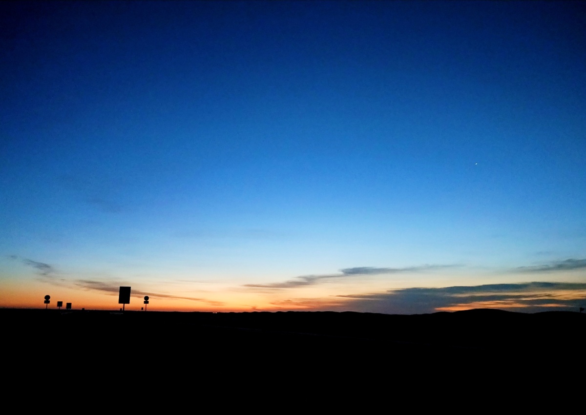 高速路上的观影点,被光照亮的黎明