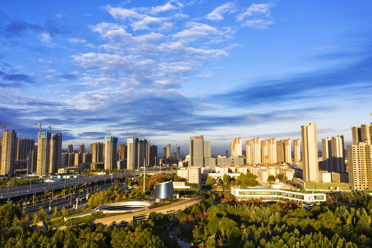 晨光中的城市公园