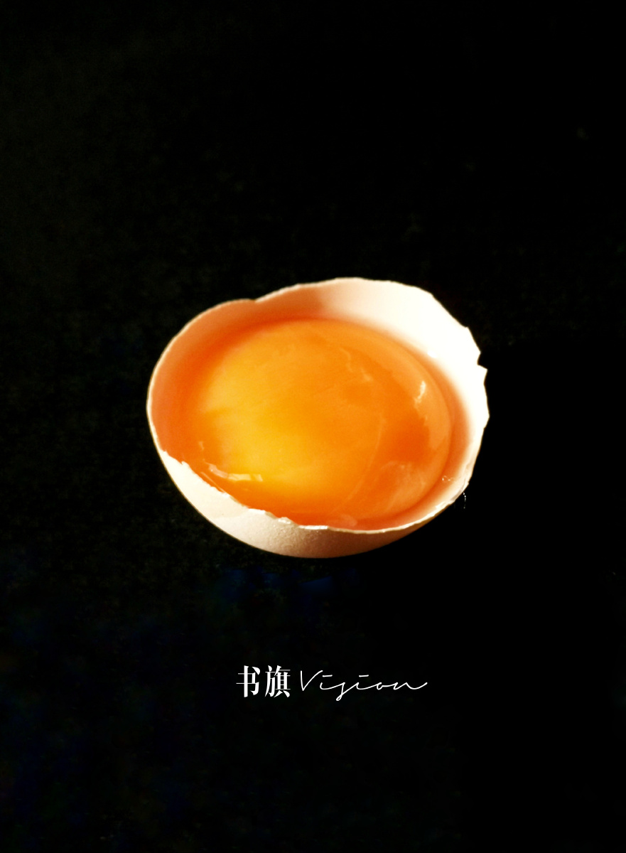 第一次接触静物摄影,第一次体验到了追逐光影的不易,从鸡蛋壳的造型