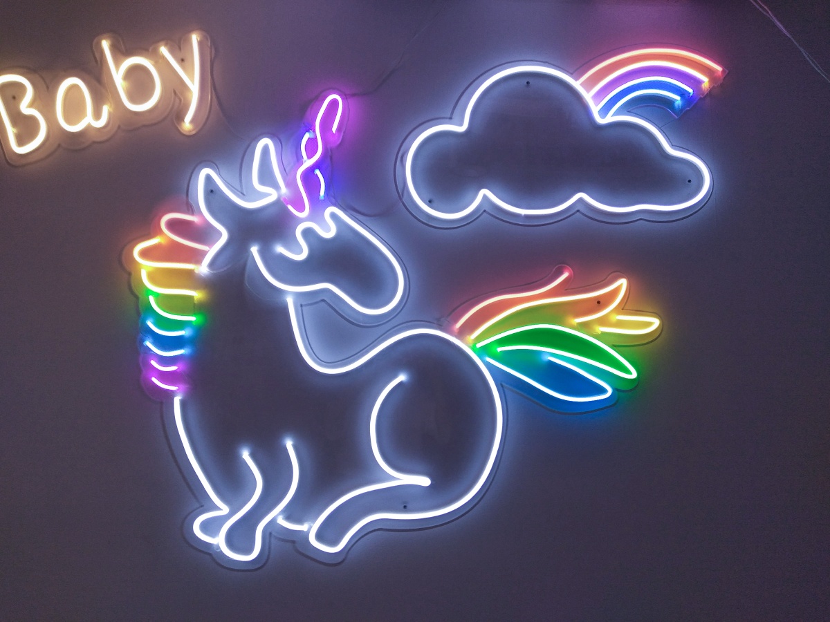 阳光彩虹小白马