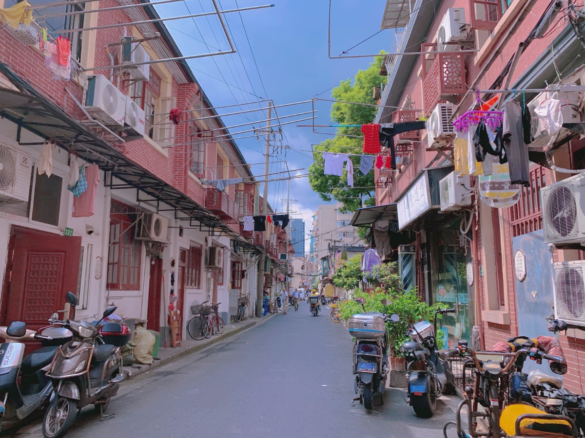 一座繁华的城市往往老旧街道更能看到生活随手拍下的上海弄堂