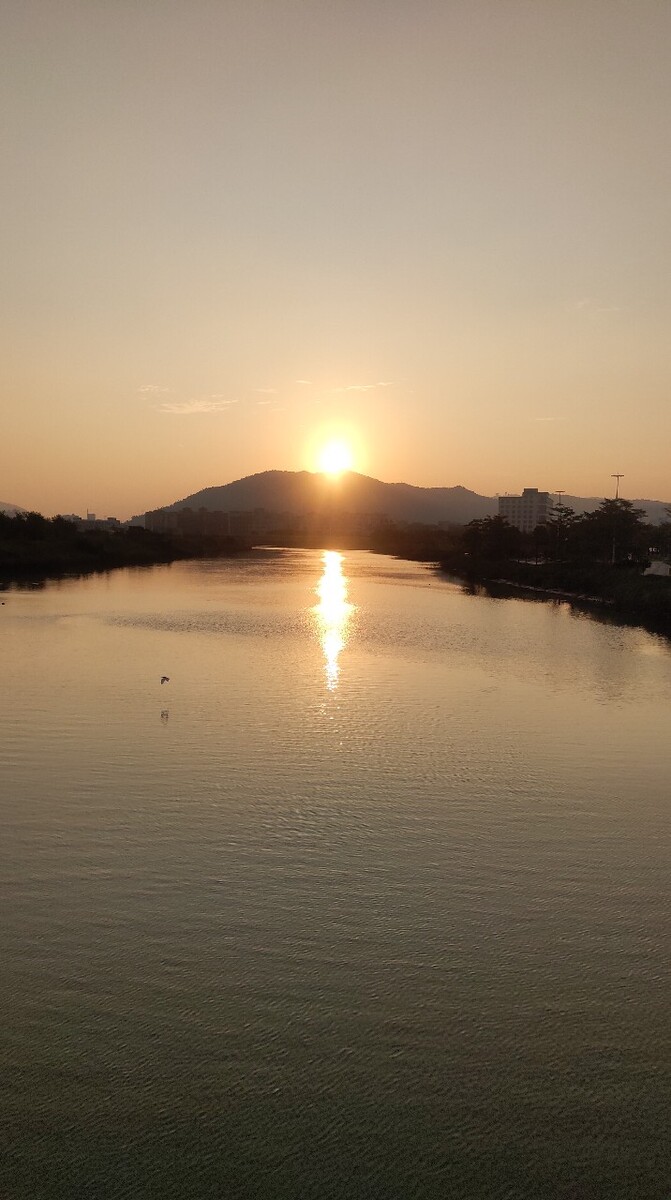 峿