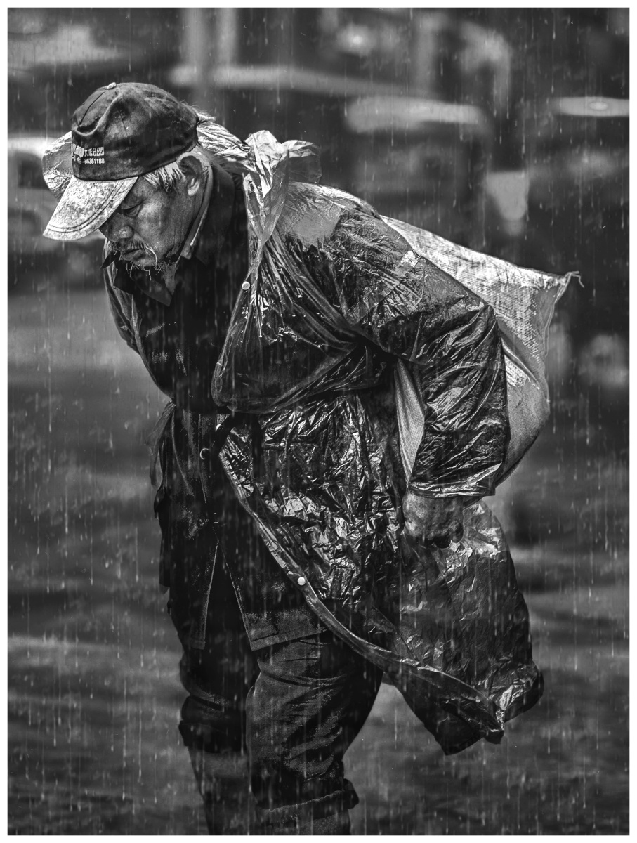 雨中的老人生活从来都是充满艰辛和残酷但只要还没有倒下就继续前行吧