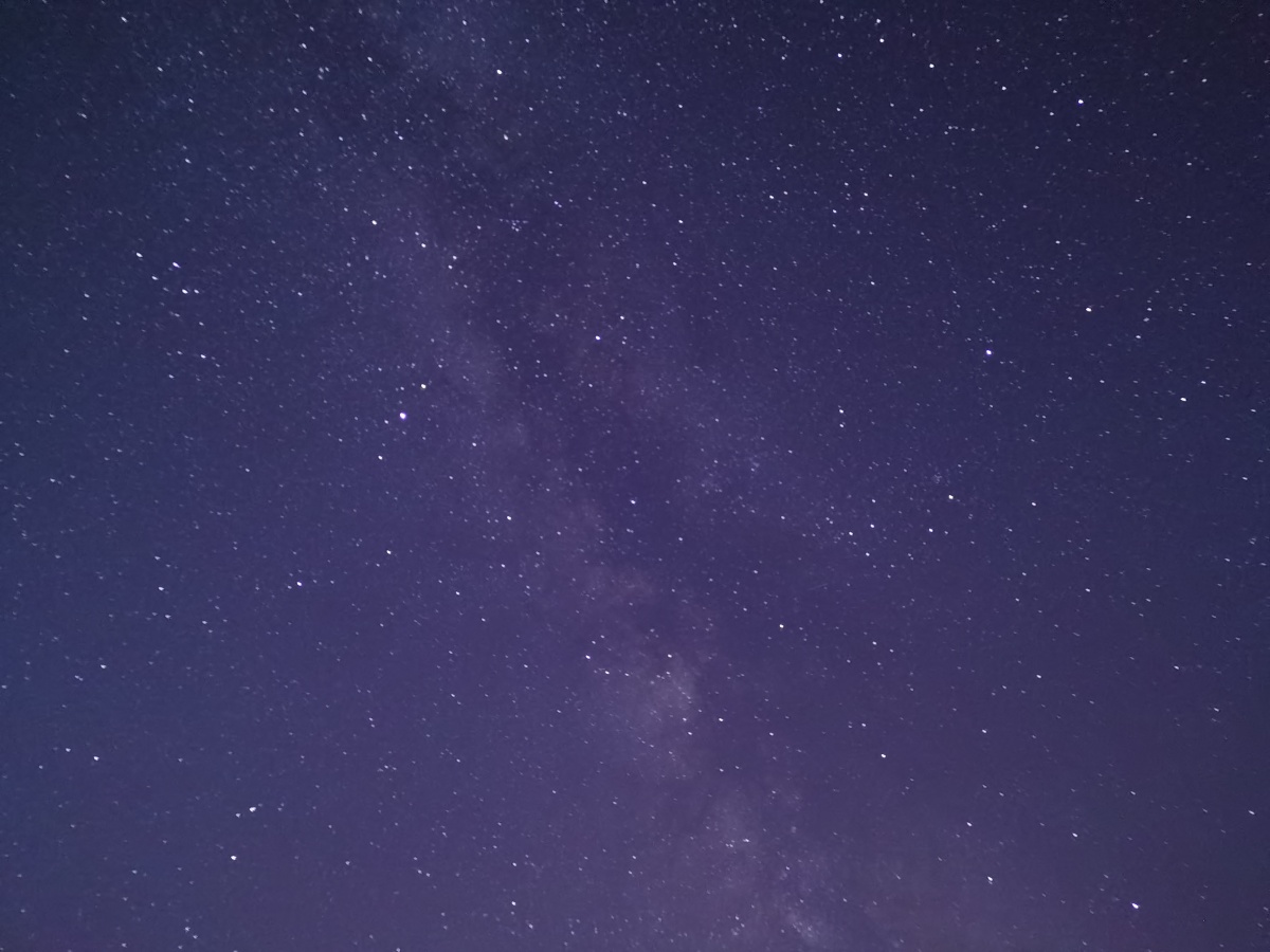 在呼伦贝尔大草原上用华为mate30拍摄的星空