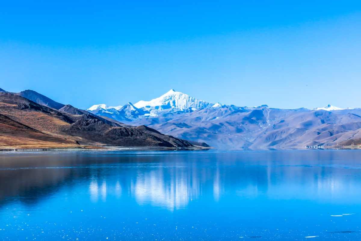 西藏暖阳下的冬日羊湖羊卓雍错是西藏三大圣湖之一