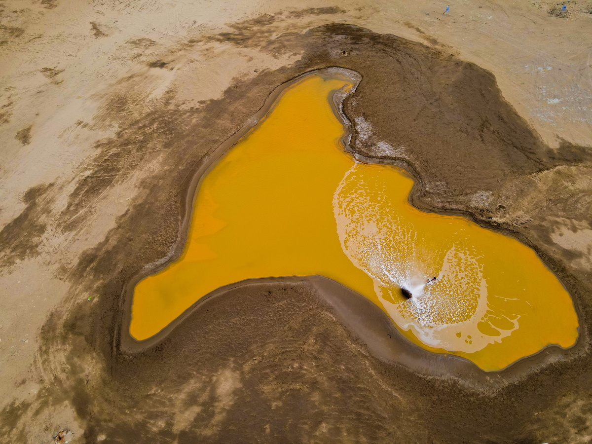 硫磺喷泉也叫火星湖在俄博梁深处可伸手触摸温度属于暖和