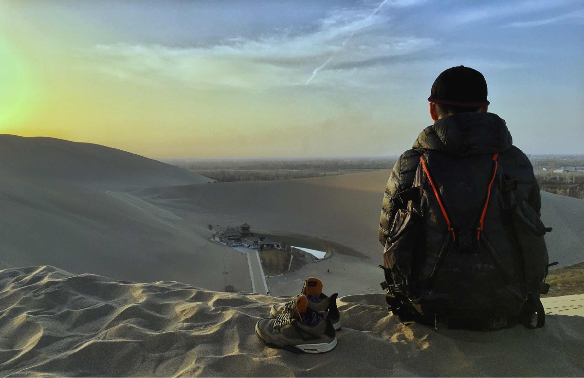 的一个山头,虽然沙丘不高,但却十分难爬,脱下鞋子眺望远处的月牙泉