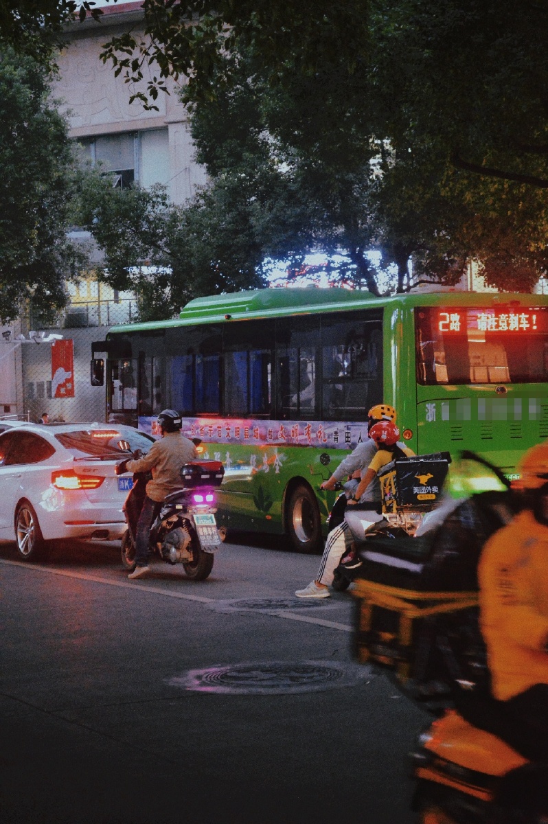 在忙碌的城市大家都是奔向家的方向和等你的人一起吃饭吗