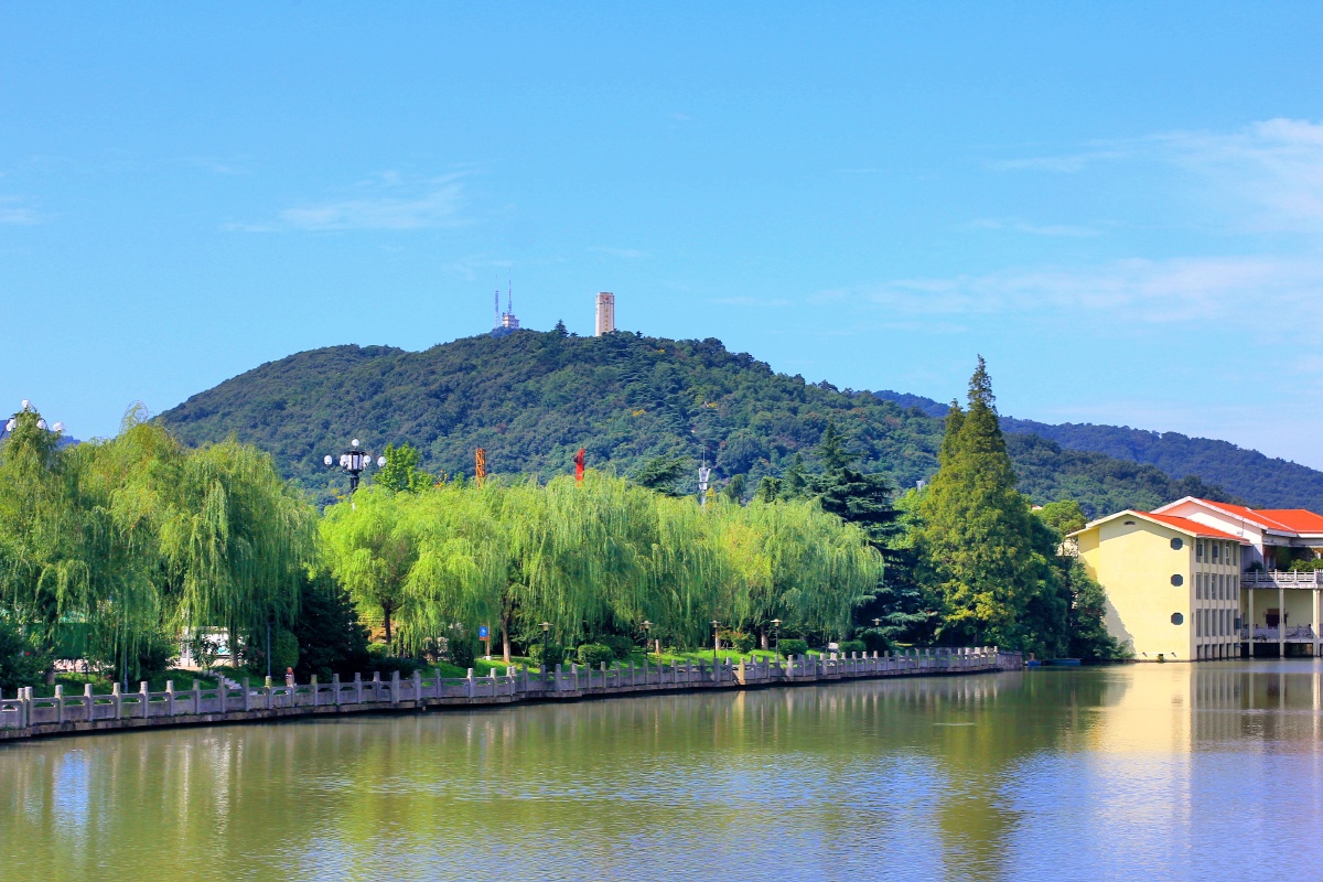 蓝天下的羊祜山