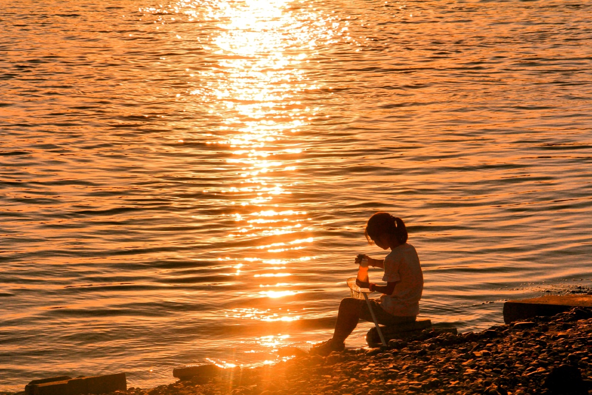 江边玩水的小女孩