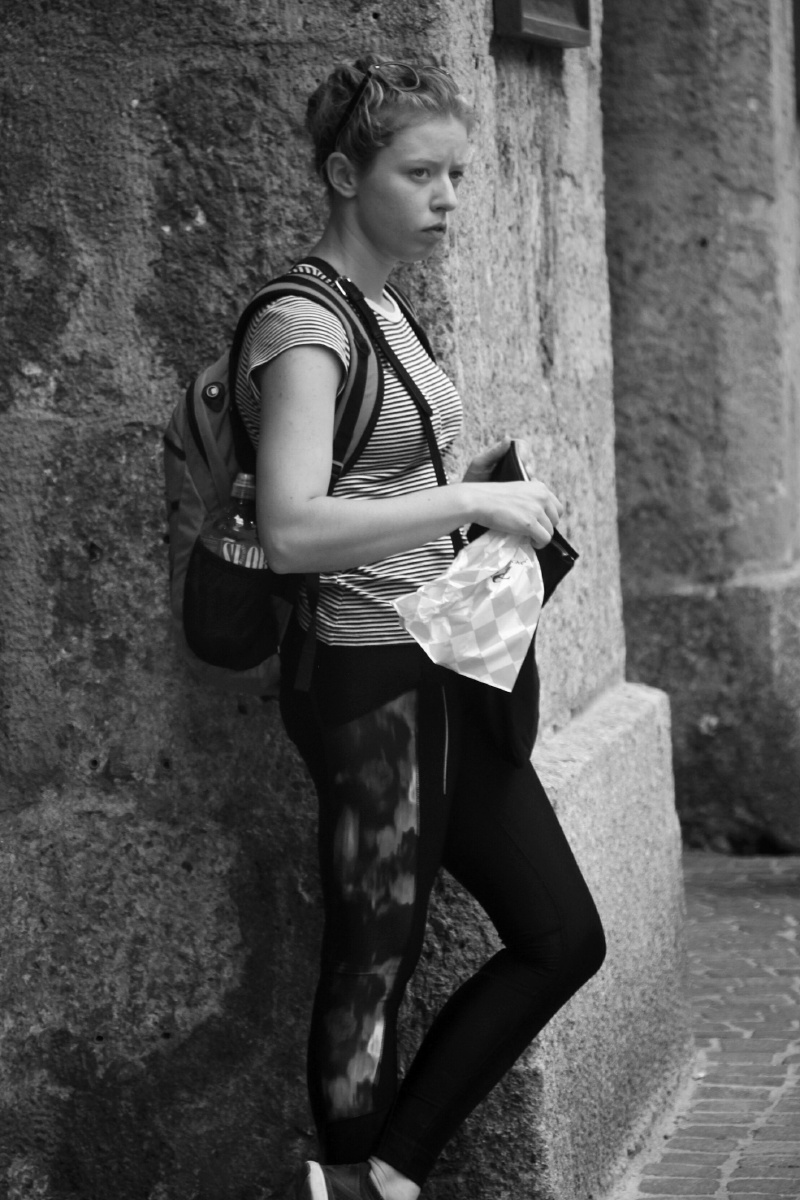 倚墙而立的女孩