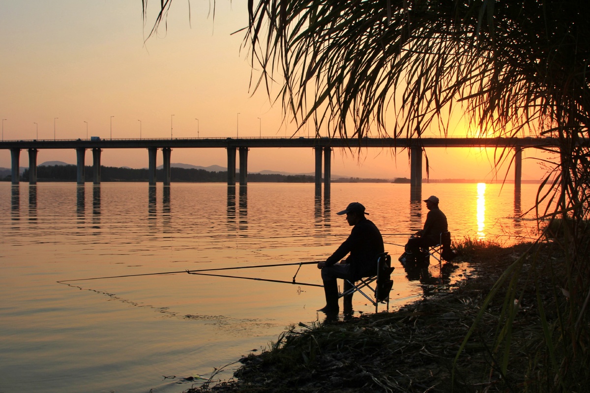 夕阳下的垂钓者