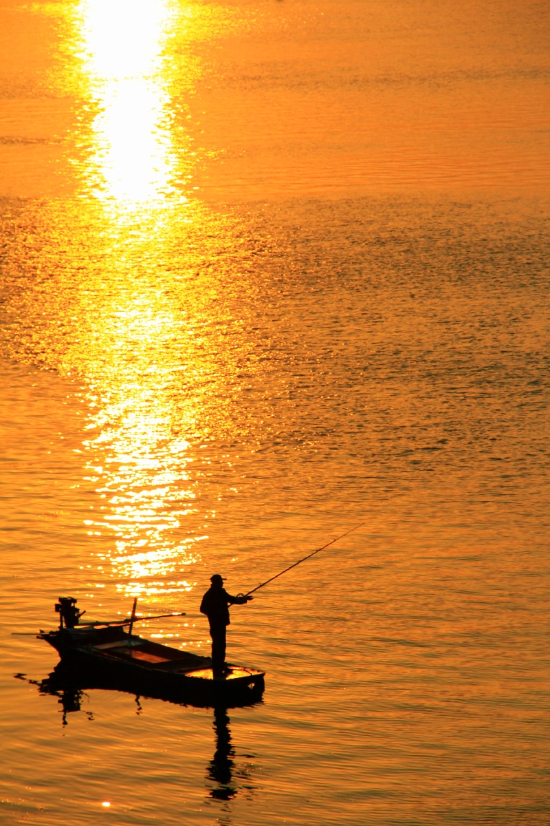 夕阳下的垂钓者.