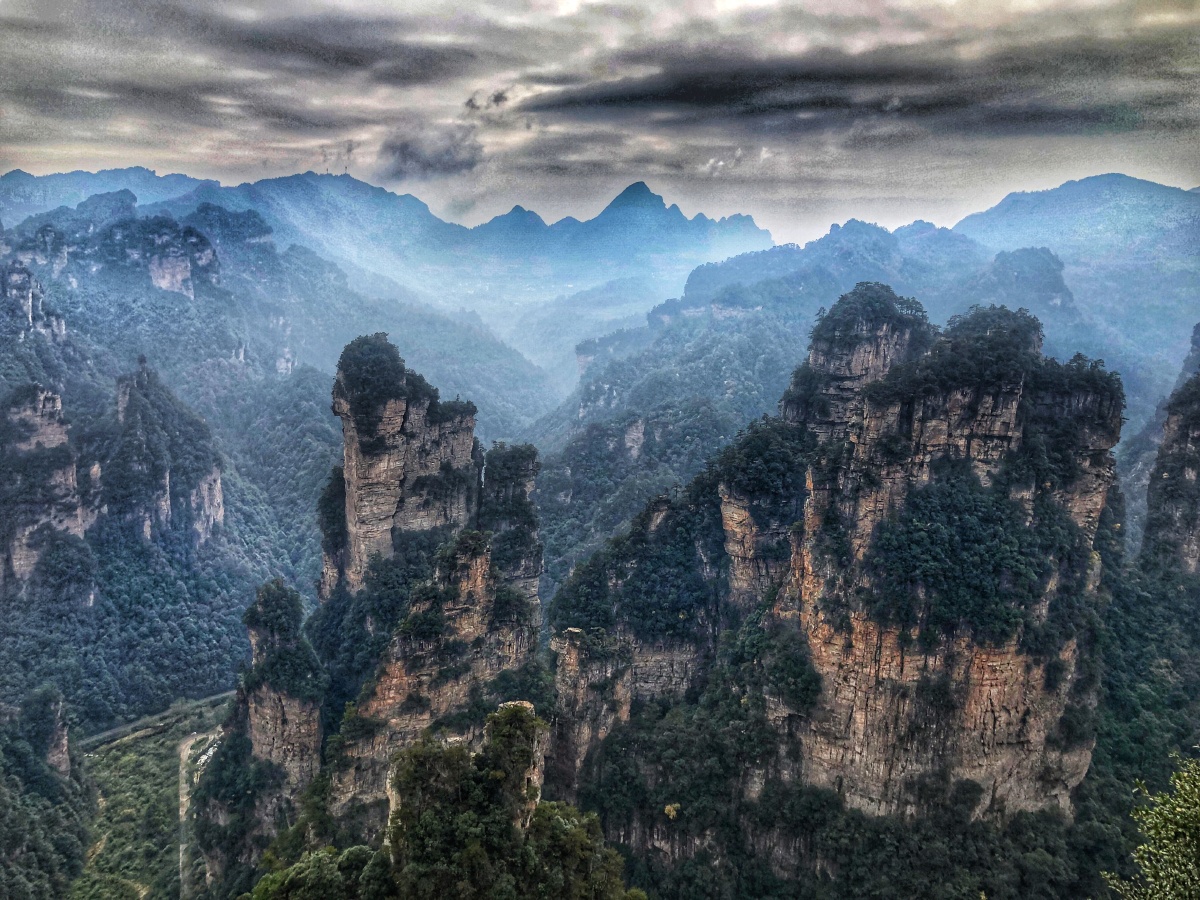 张家界山景美如画