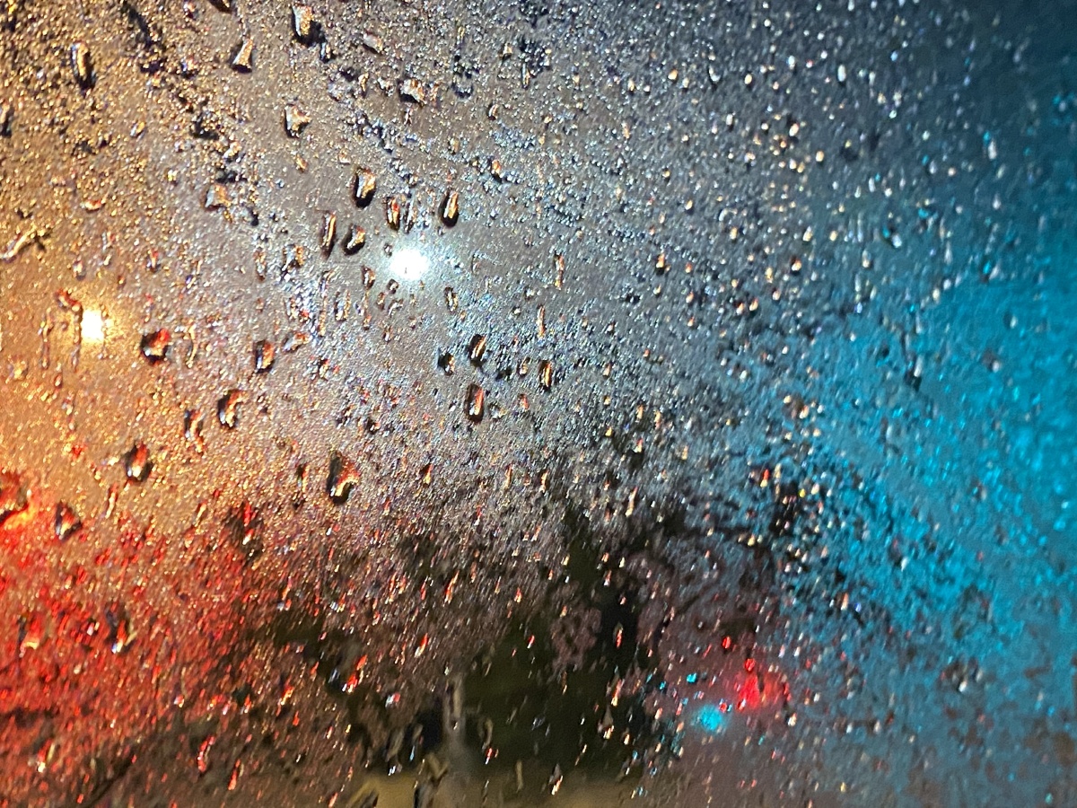 冬天下雨车窗外