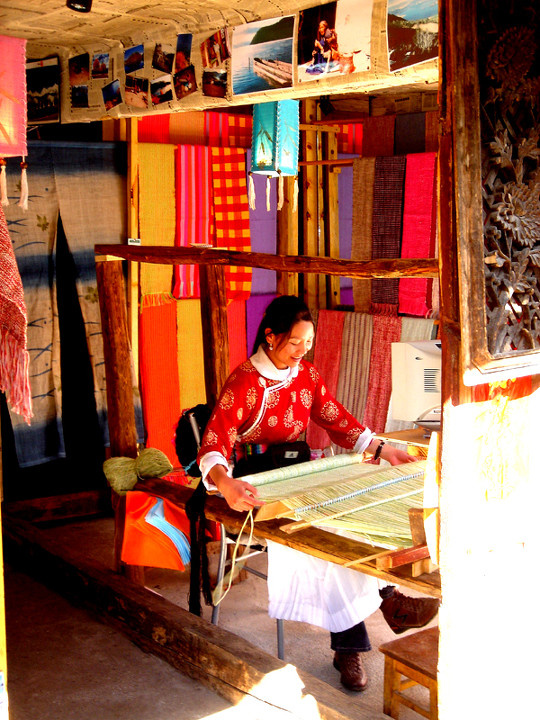 织布的摩挲少女