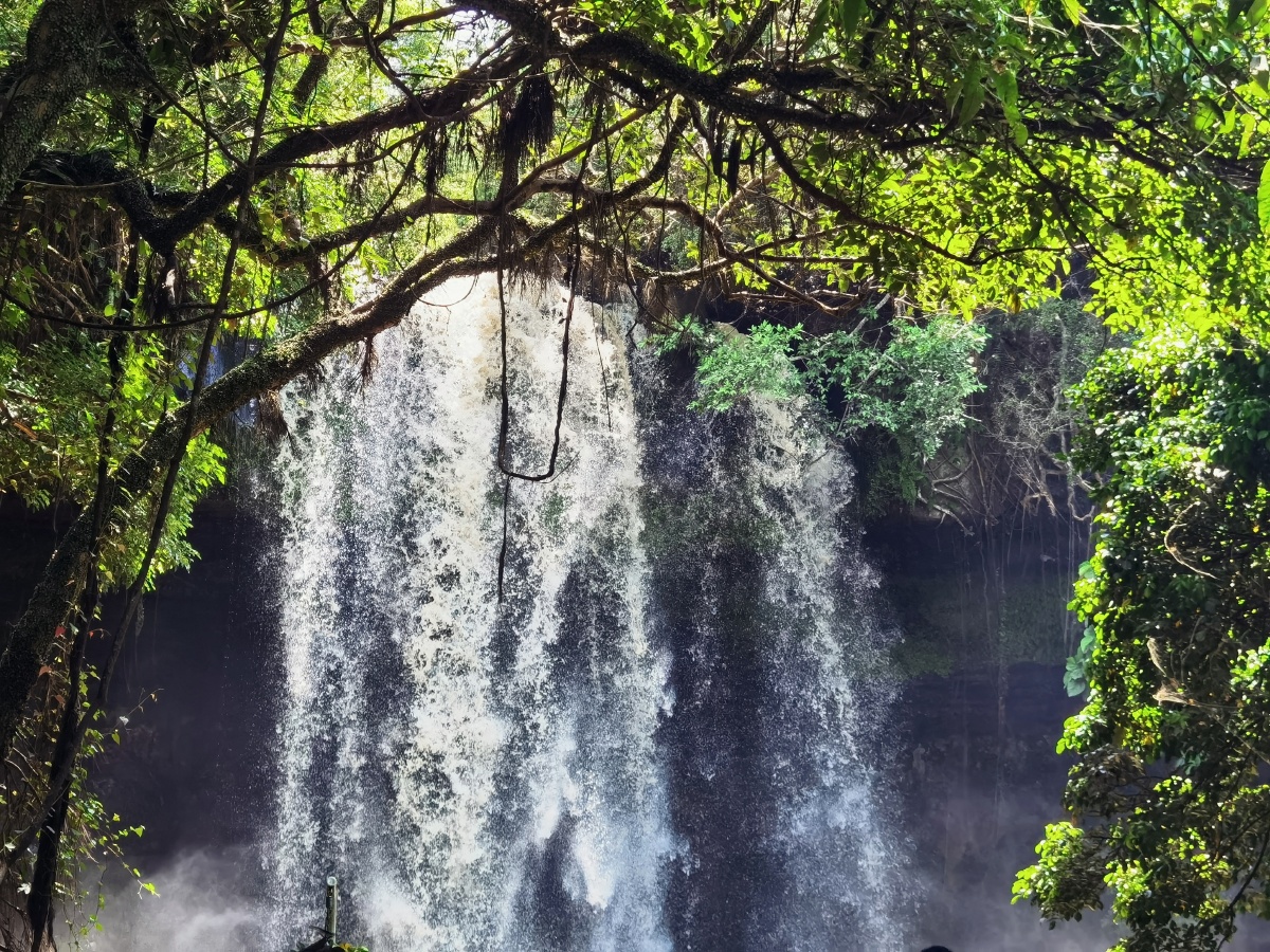 海南古银瀑布景色