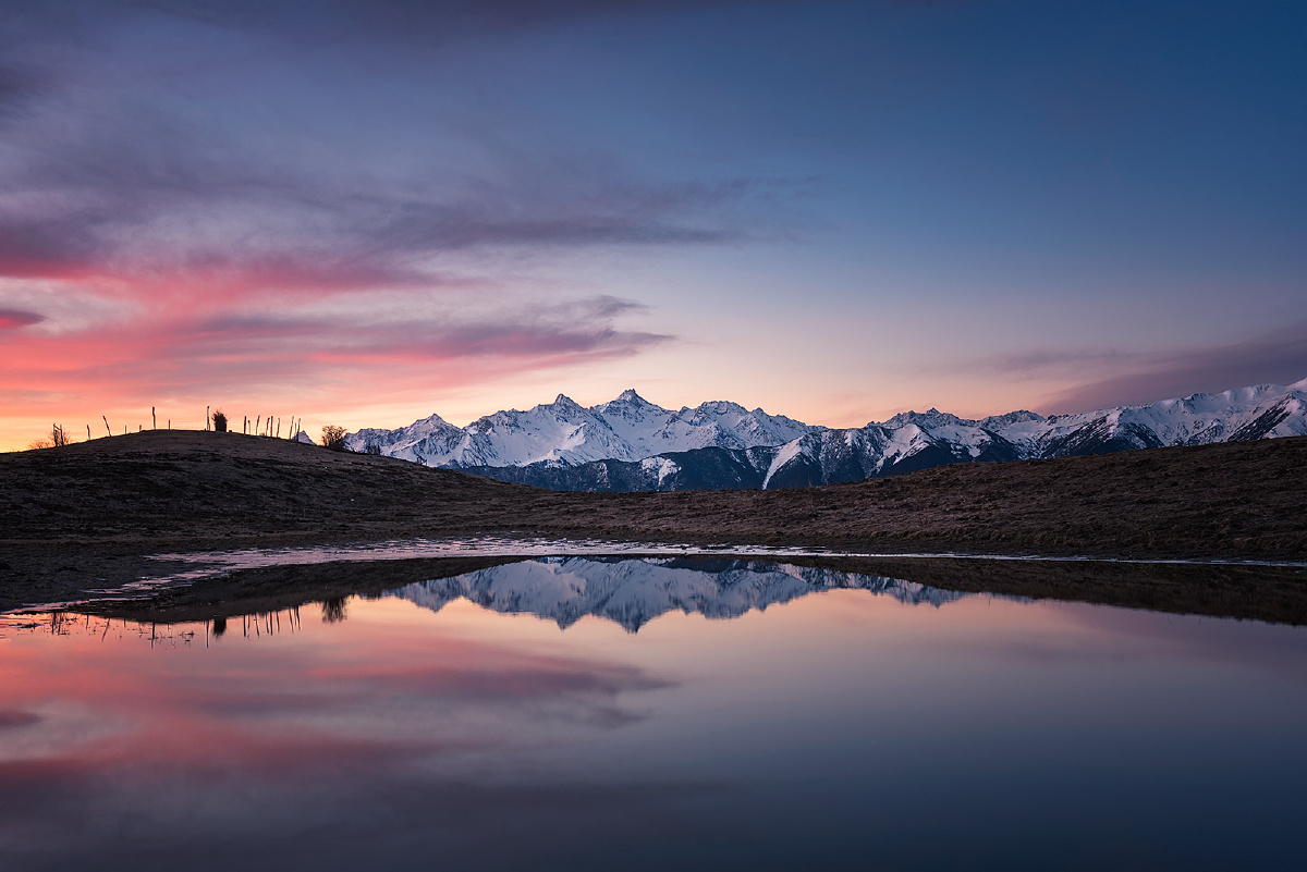 米亚罗二古溪日出前的朝霞给天空增加了一丝暖色