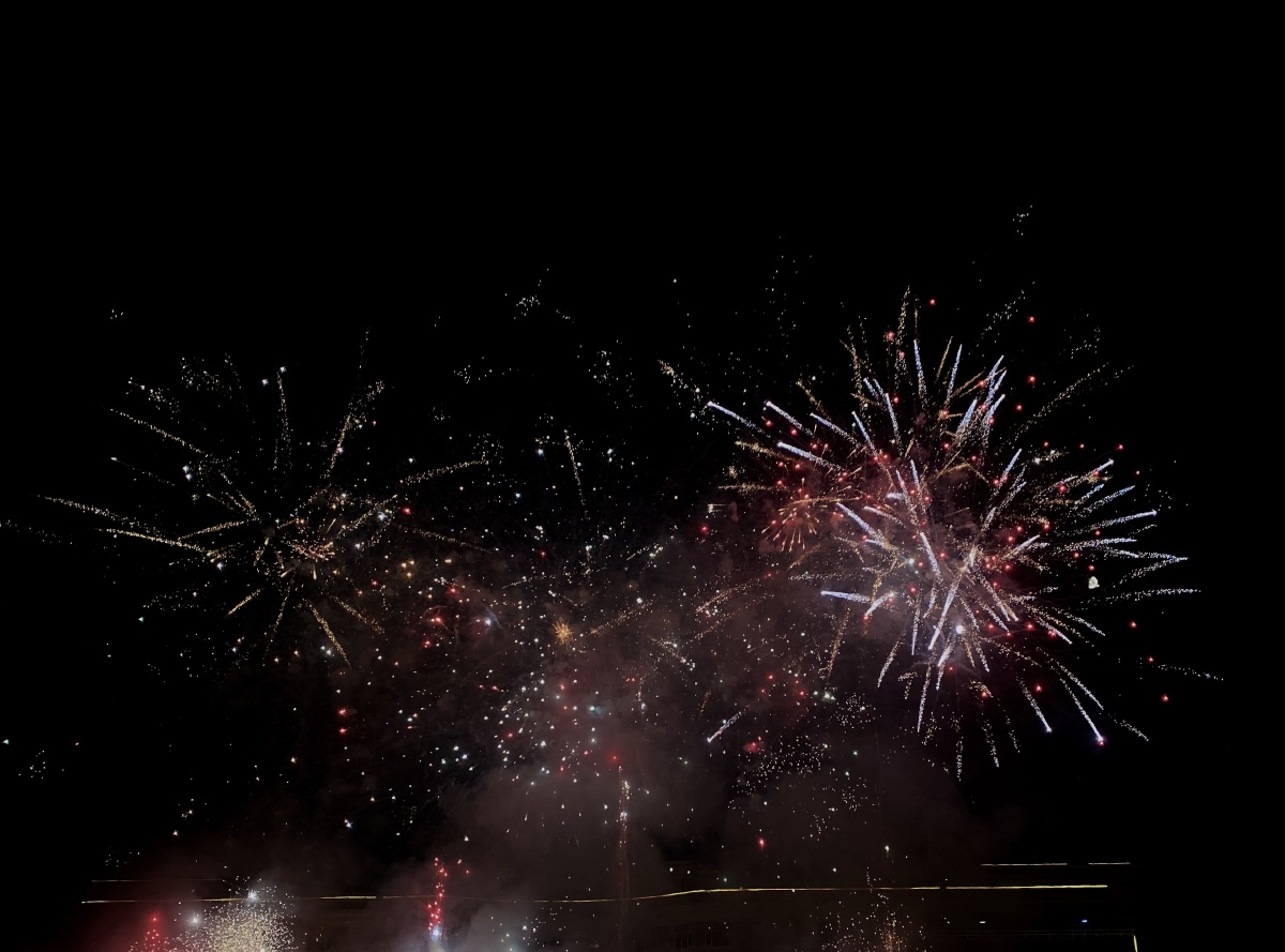 凑不够满天星尘那就看漫天烟花