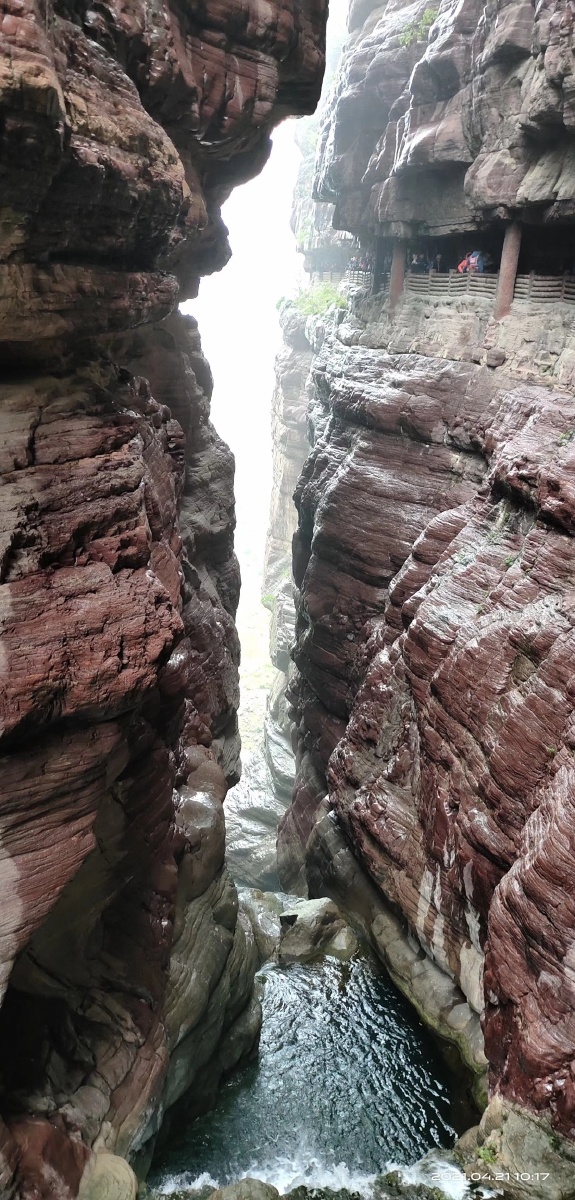 两山之间一线天