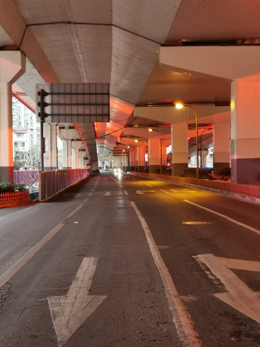 上海南北高架桥下