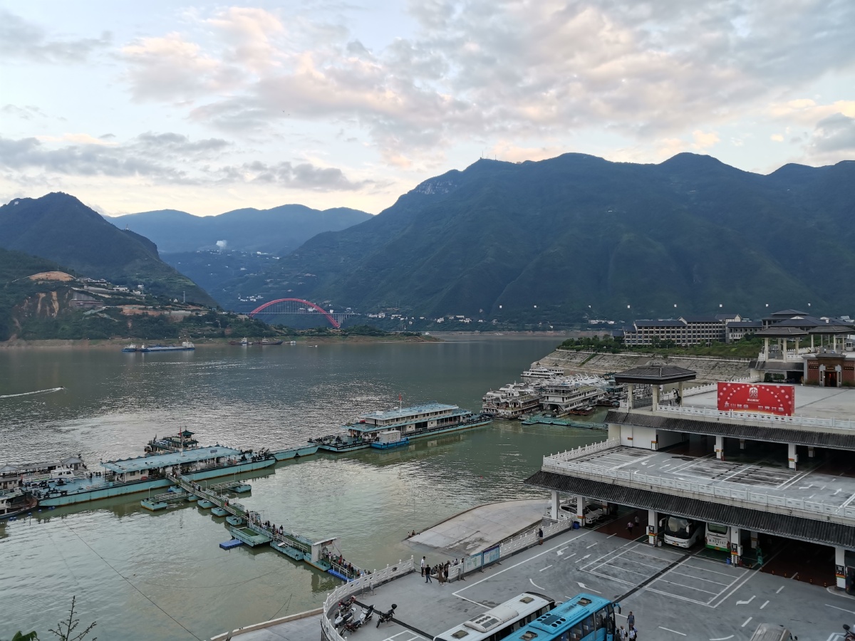 巫山县乌江边的游客码头旅游集散中心